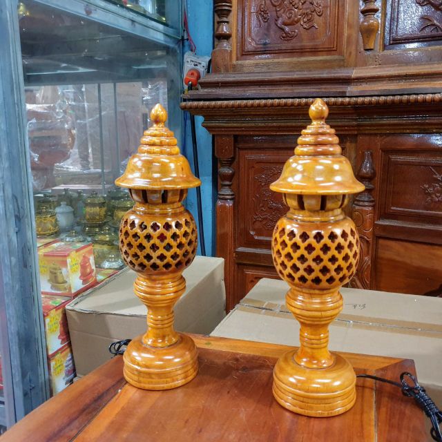 Cặp đèn thờ gỗ xà cừ cao 48cm