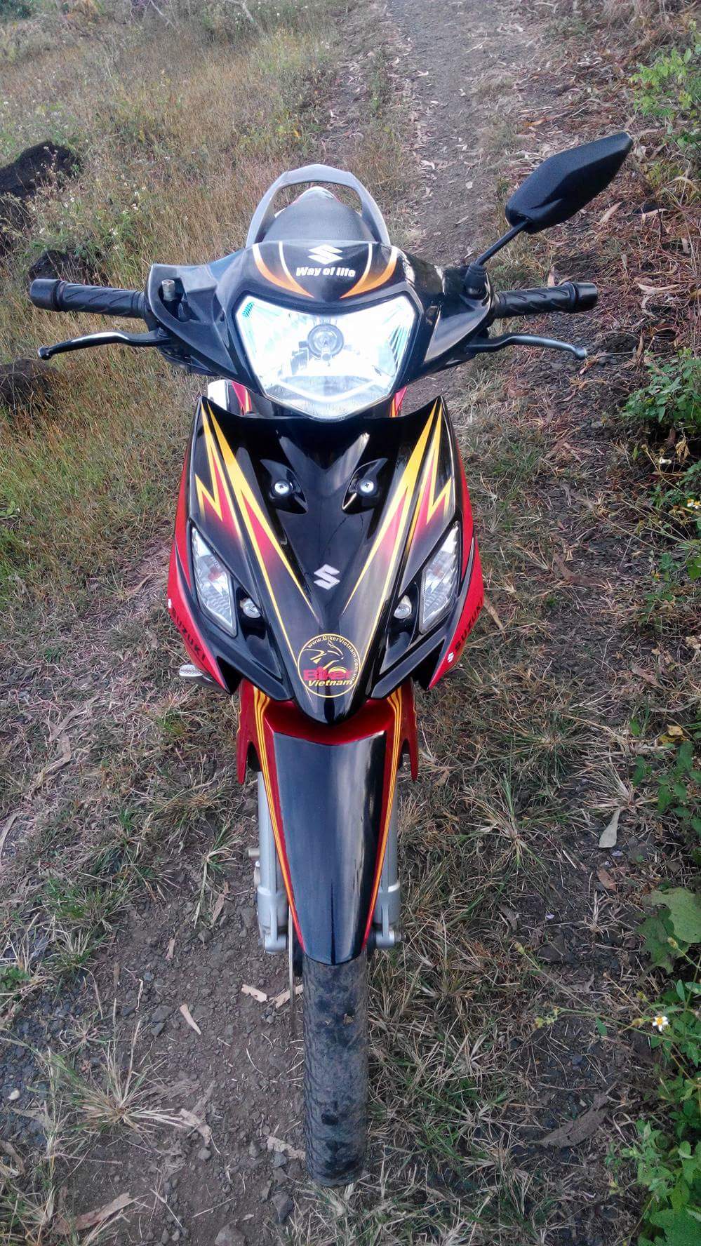 Tem xe suzuki AXELO 125 đỏ đen vàng