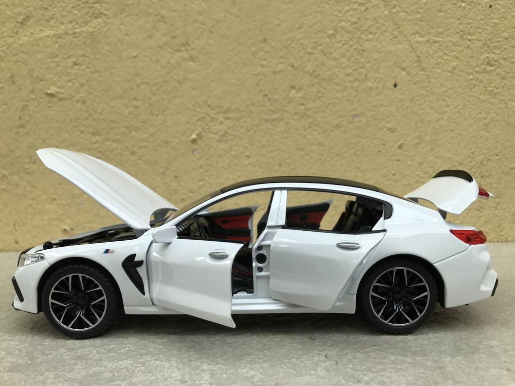 Mô hình xe ô tô BMW M800i 2023 1:24