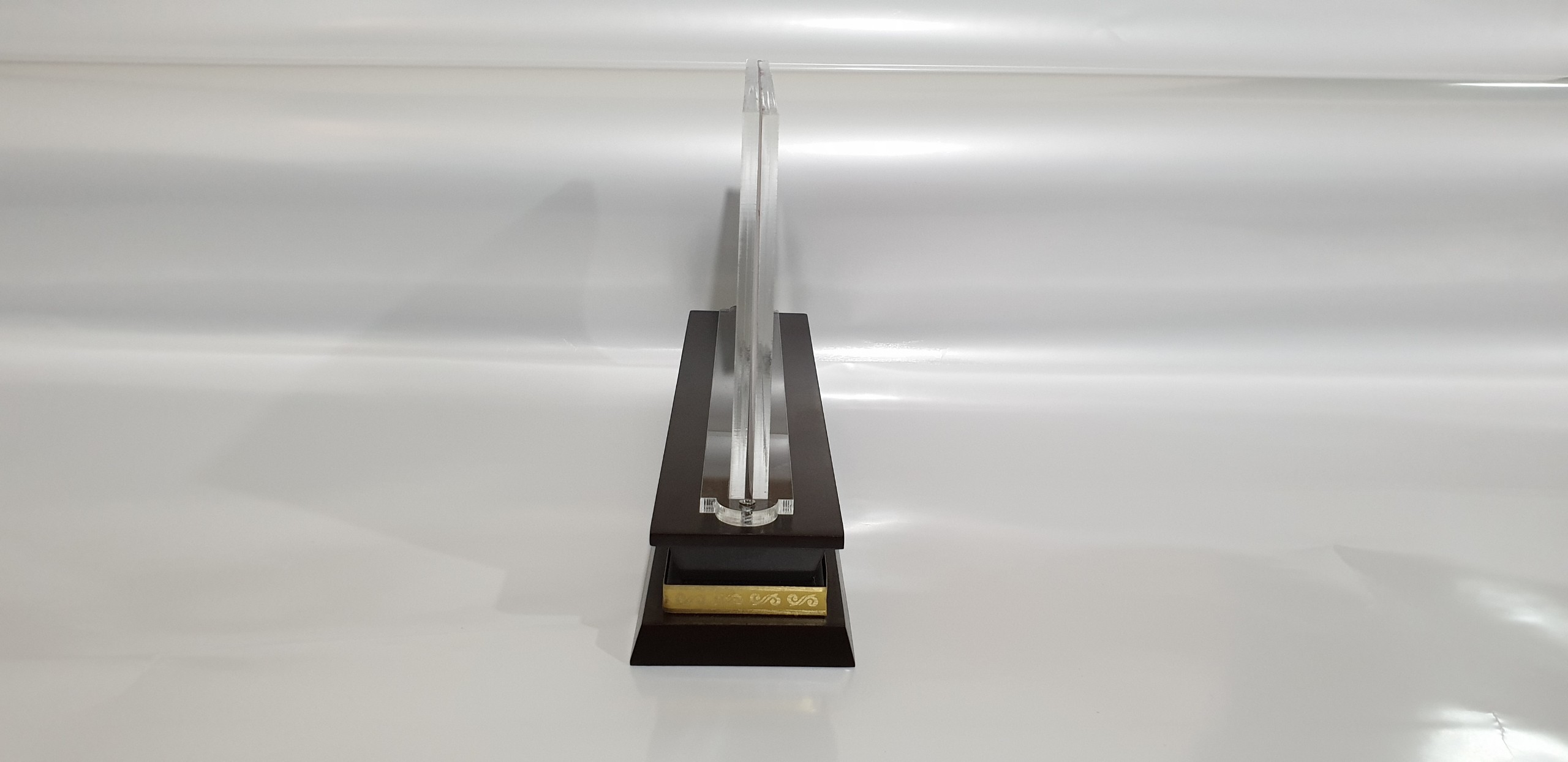 Biển chức danh mica đế gỗ (12x24cm). bền đẹp