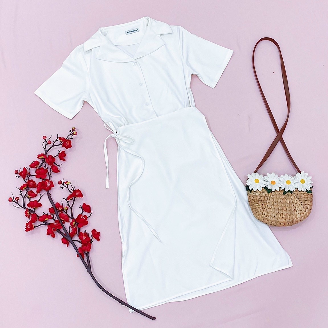 Đầm trắng cổ vest đắp tà