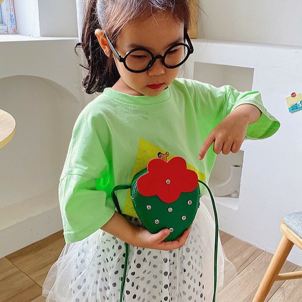 Túi đeo chéo quả dâu cho bé dễ thương