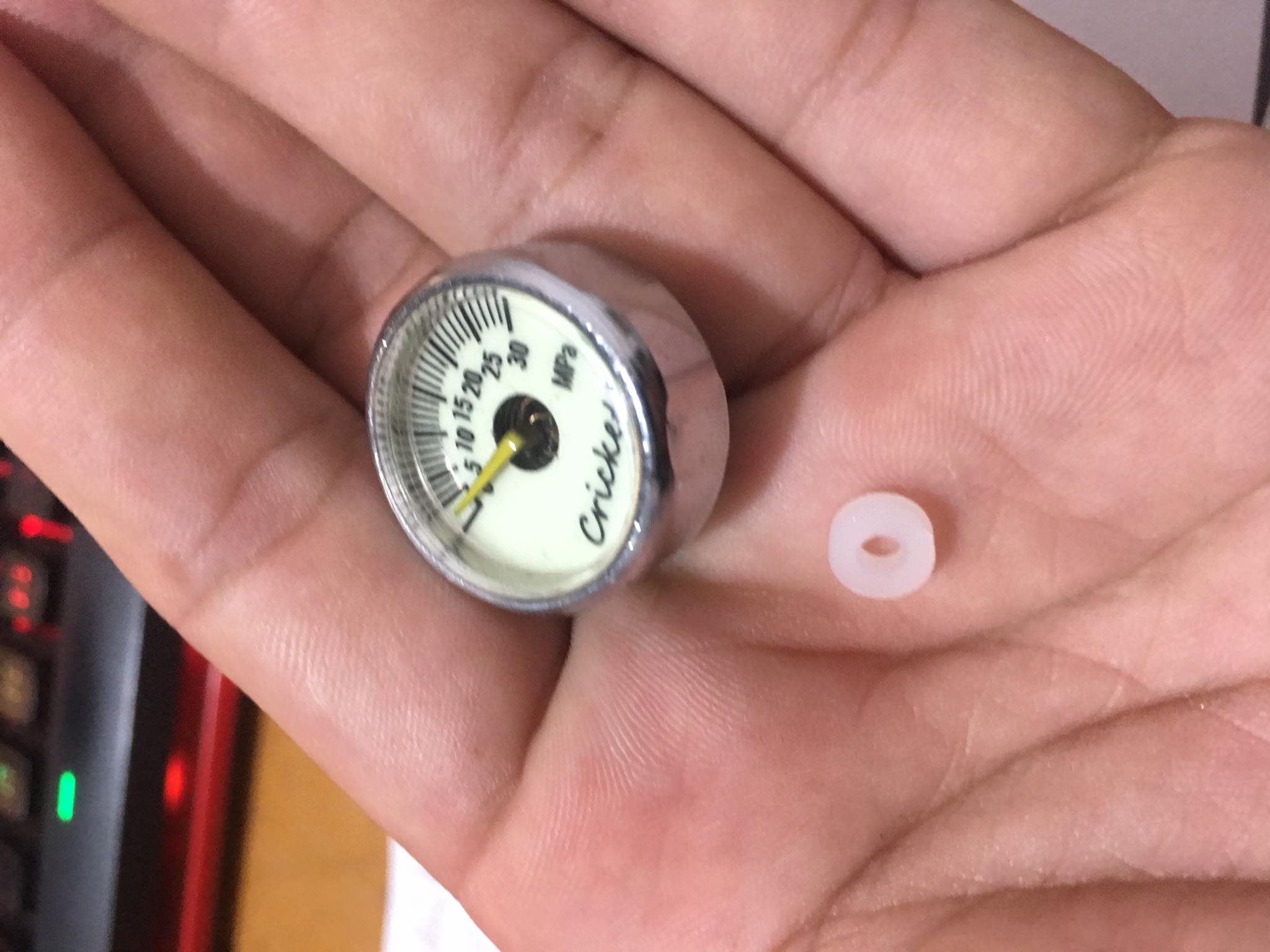 1 Đồng hồ 30mpa màu trắng chân 8.