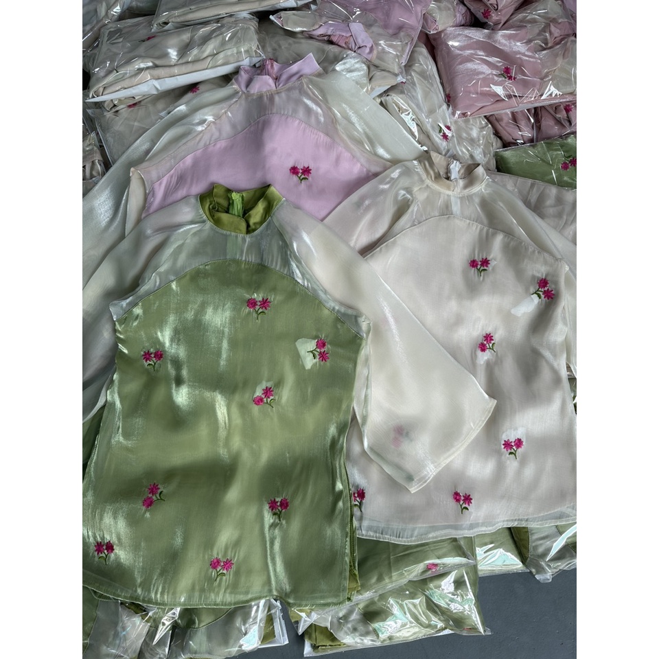 Set lam hoa thêu hồng phối voan tơ