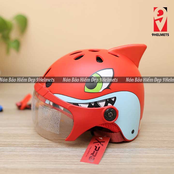 [HCM]Nón Bảo Hiểm Trẻ Em Có Kính Hình Cá Mập Đỏ