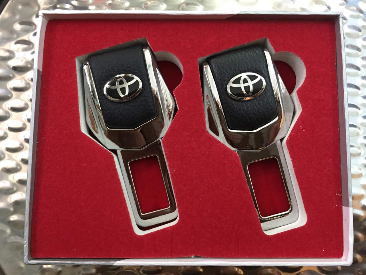 Chốt an toàn oto logo TOYOTA