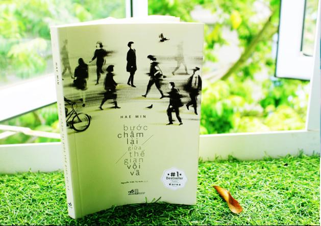 BƯỚC CHẬM LẠI GIỮA THẾ GIAN VỘI VÃ