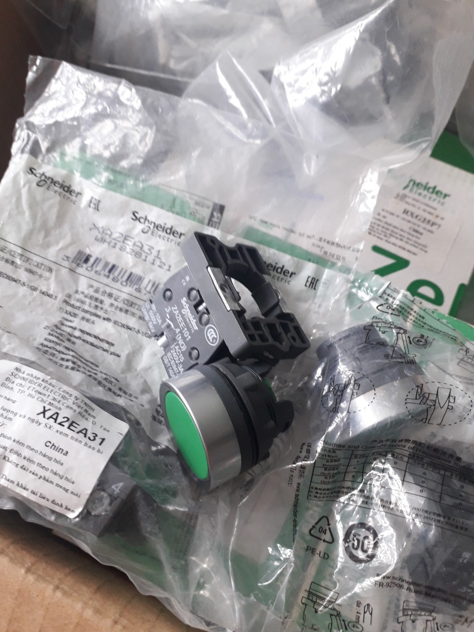 Nút nhấn nhả XA2EA31 Schneider phi 22 1NO màu xanh