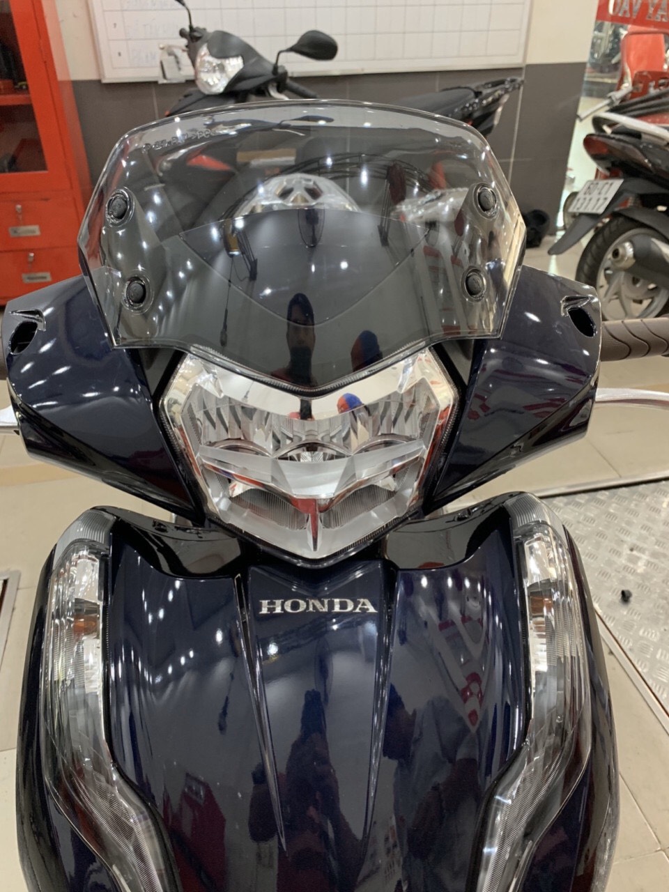 KÍNH CHẮN GIÓ TRANG TRÍ XE LEAD 2017-2020 CỦA ZHIPAT