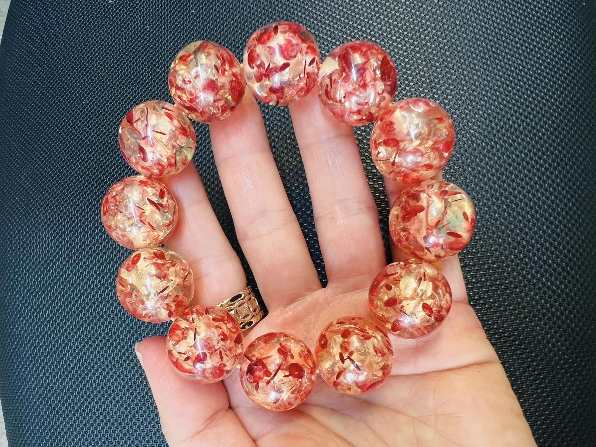 Vòng tay hổ phách bông đỏ size hạt 20li