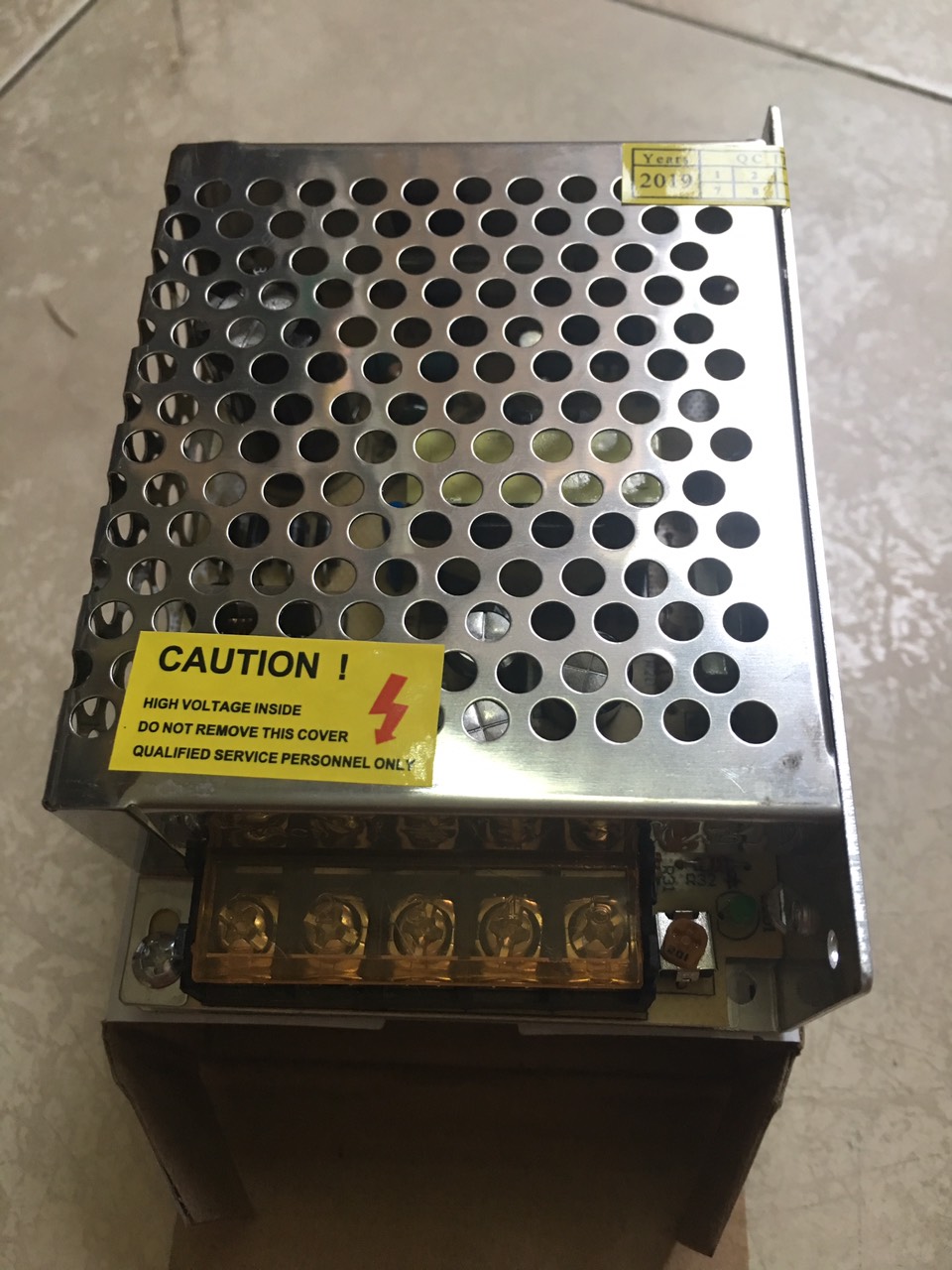 nguồn tổ ong 12V 5A đủ điện áp dùng cho đèn led, máy bơm,...
