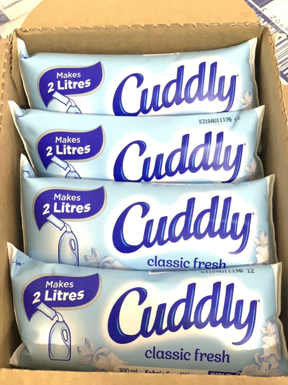 [HCM][ MÀU XANH ] Nước Xả Vải Cuddly Class Fresh Fabric Conditioner 300ml (Úc)