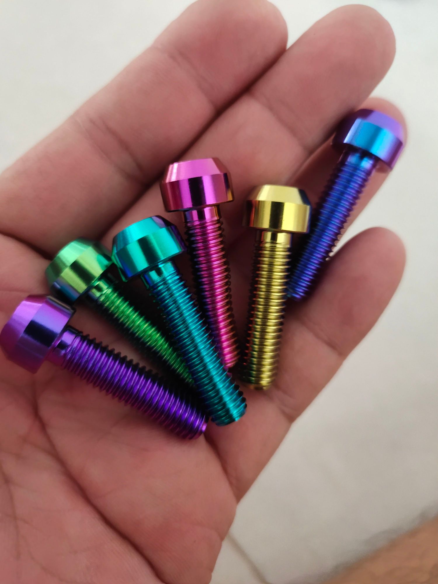 ốc titan gr5 8li30 trụ xanh tím