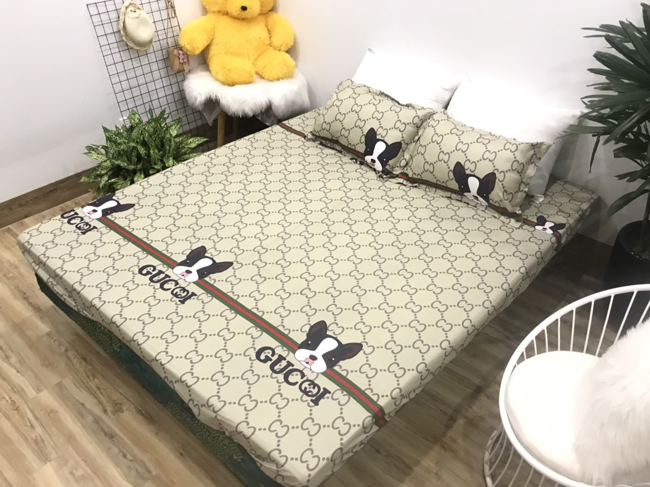 Set Ga Gối Cotton Poly Mẫu Chó Gucci P14 ( gồm 1 ga + 2 vỏ gối )