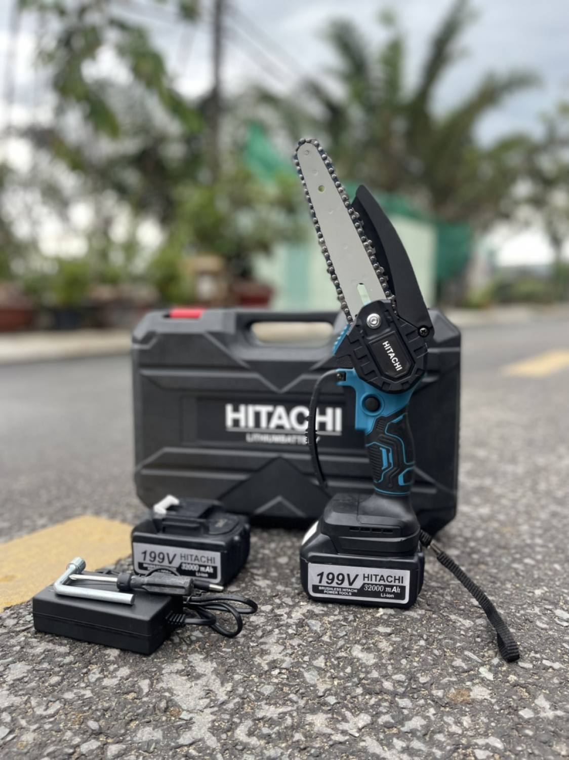 { HÀNG CAO CẤP } Máy cưa xích dùng pin HITACHI 199V, Máy cưa xích - Cưa xích chạy pin Pin chuẩn 10 cell - Lõi đồng nguyên chất - Cưa xích 10 inch - CÔNG SUẤT 1200W, Lam xích khổ 10 inch Máy cưa xích dùng pin sạc tiện lợi cho việc cắt gỗ.