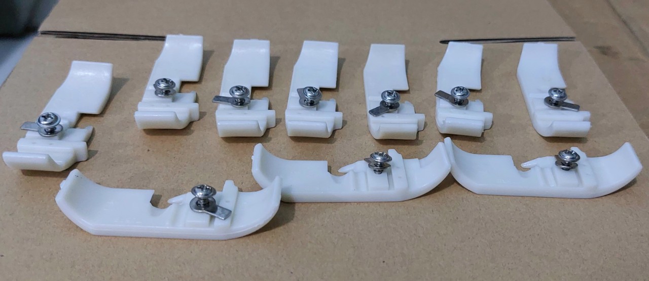 Đế chân vịt nhựa máy vắt sổ 4 sợi chỉ .