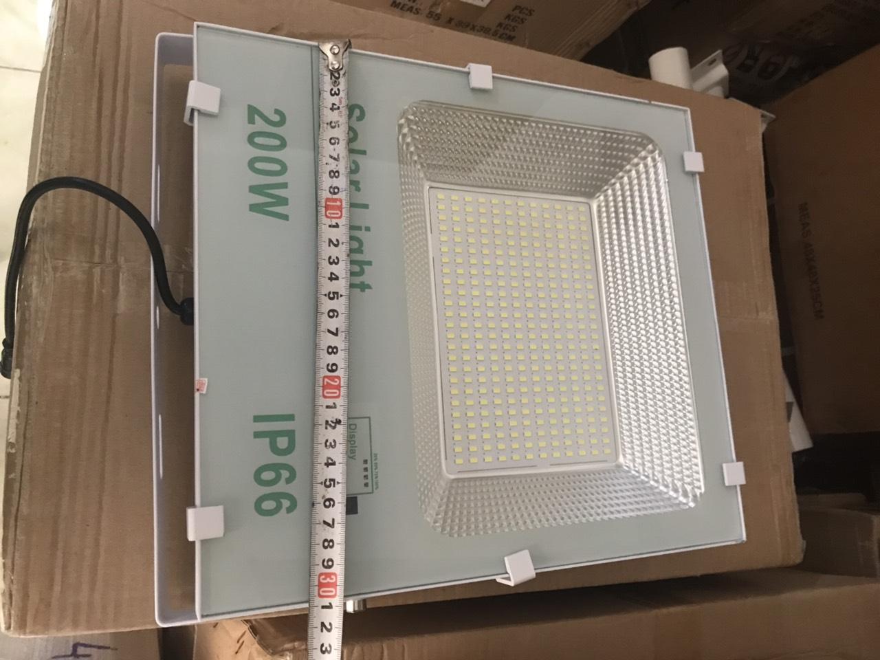 [HCM]Đèn pha năng lượng mặt trời 200W