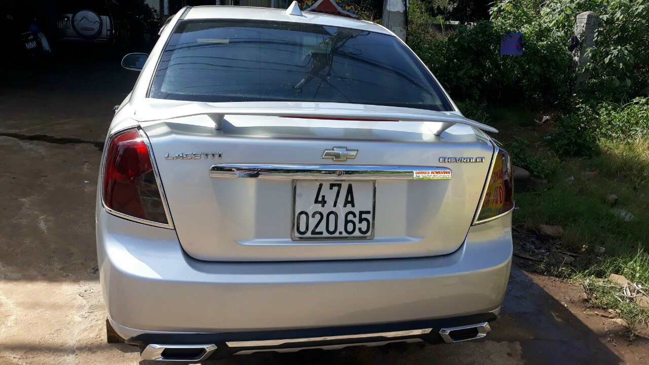 Đuôi gió thể thao sedan.