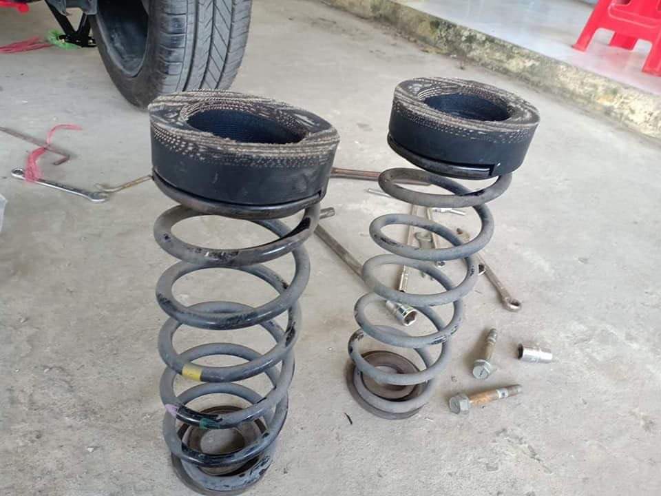 2 CỤC CAO SU NÂNG GẦM XE CAPTIVA  ( cao su tiện )