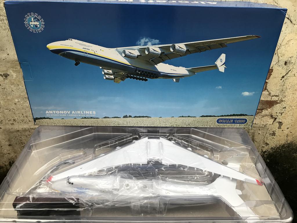 Mô hình máy bay ANTONOV Airlines 1:200