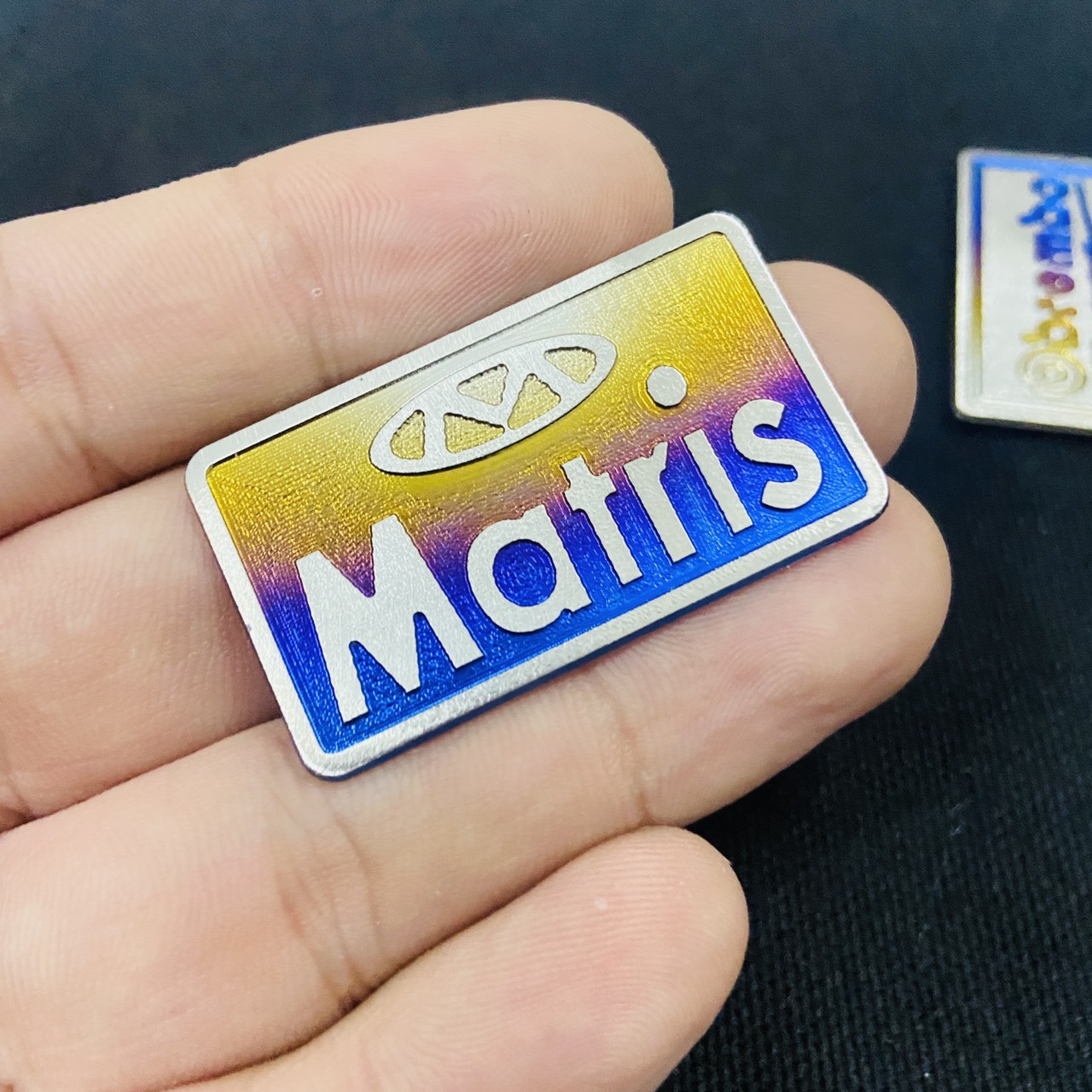 Tem titan logo nhỏ kiểu MATRIS, tem chất liệu TITAN, keo dán 3M chắc chắn, trang trí xe siêu chất (01 cái hình đại diện)