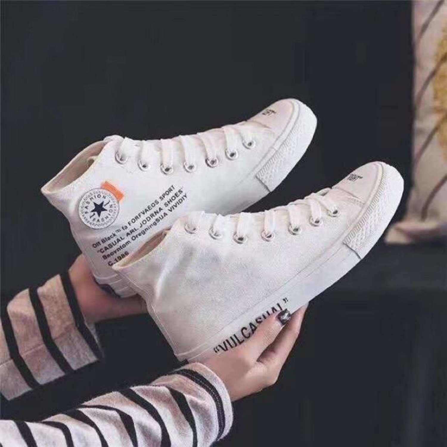 Giày sneaker cổ cao in chữ