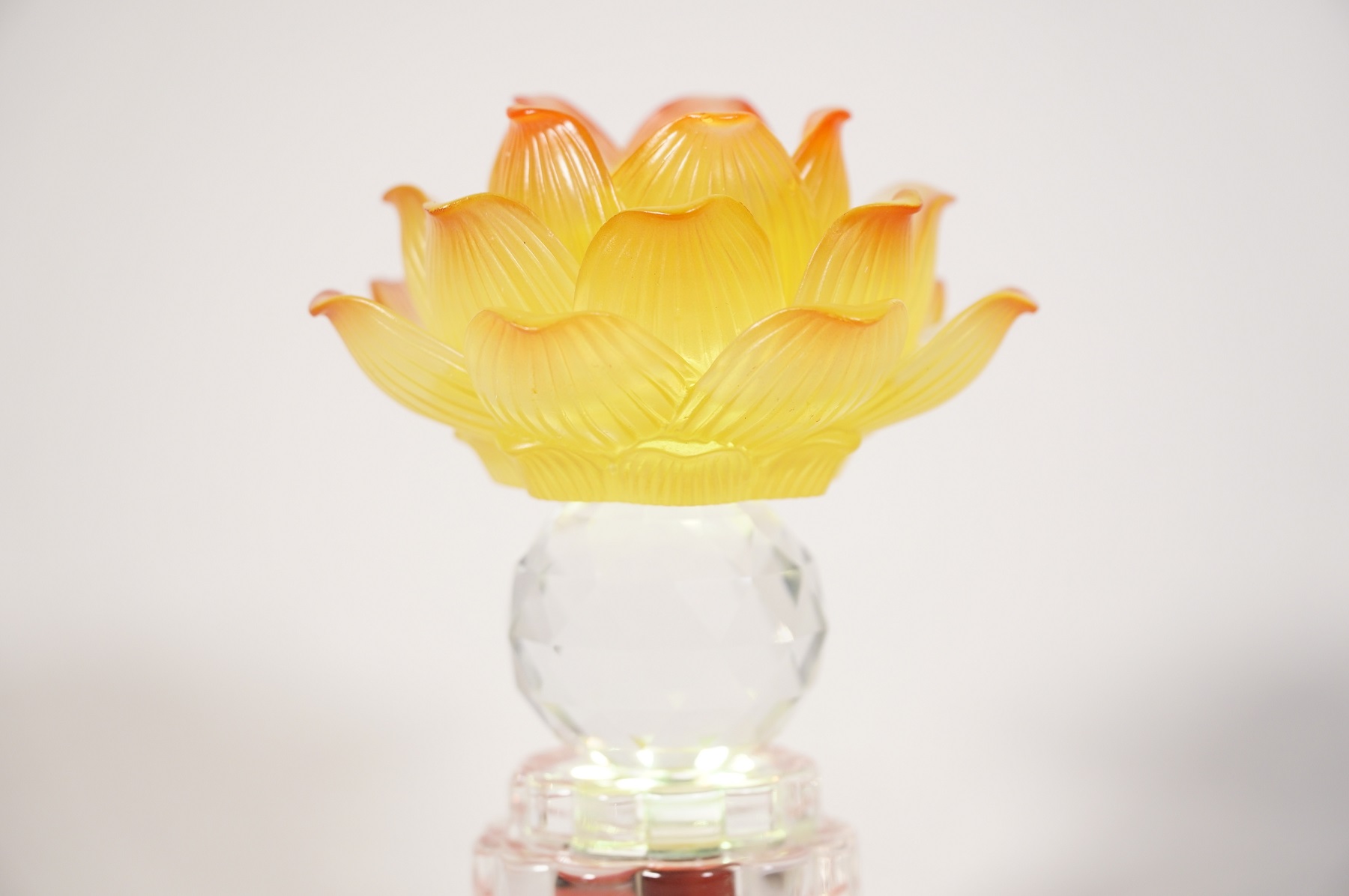 Đèn thờ led thờ cúng hoa sen vàng đổi màu đế pha lê - Nhiều cỡ