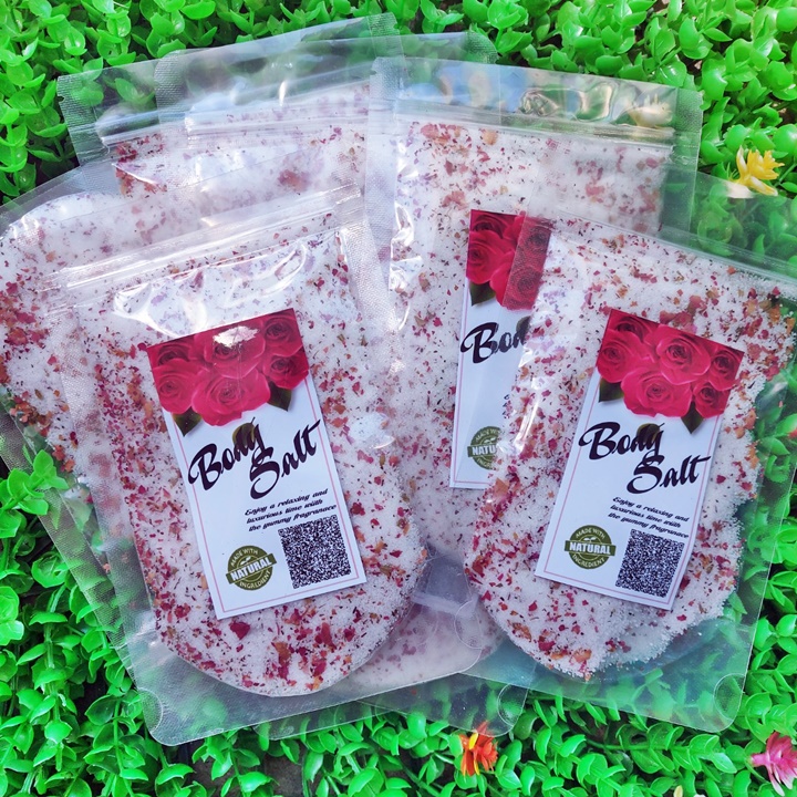 Muối tắm hoa hồng nhiều hoa hồng khô 100g Body Salt