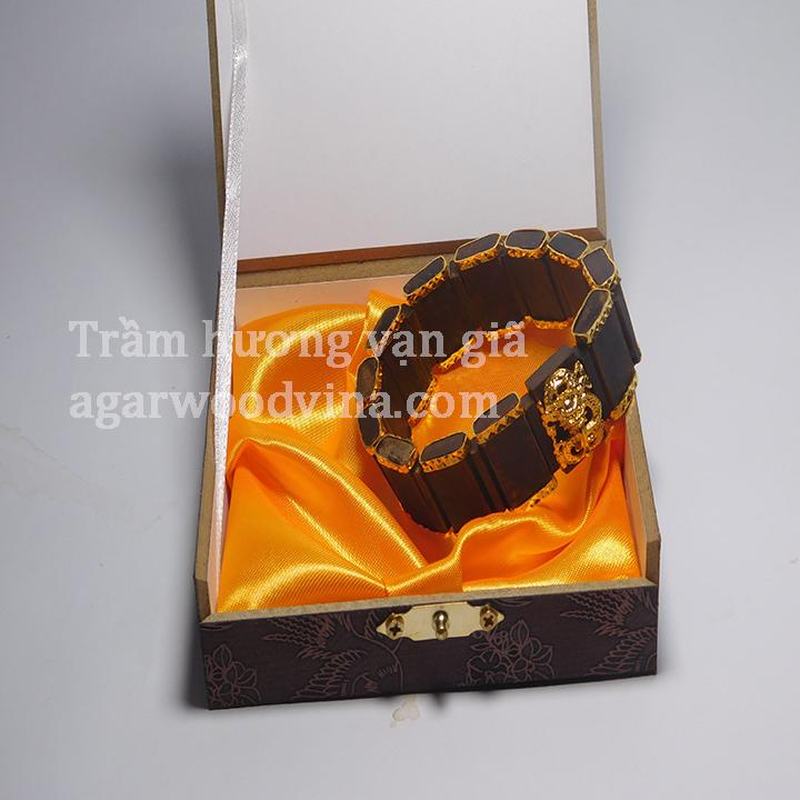vòng tay trầm hương bọc vàng