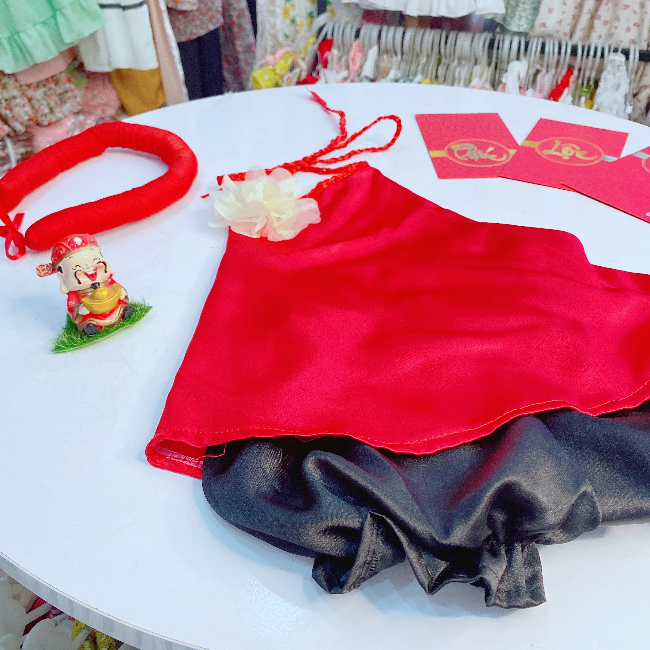 Set áo yếm đỏ đính hoa bé gái