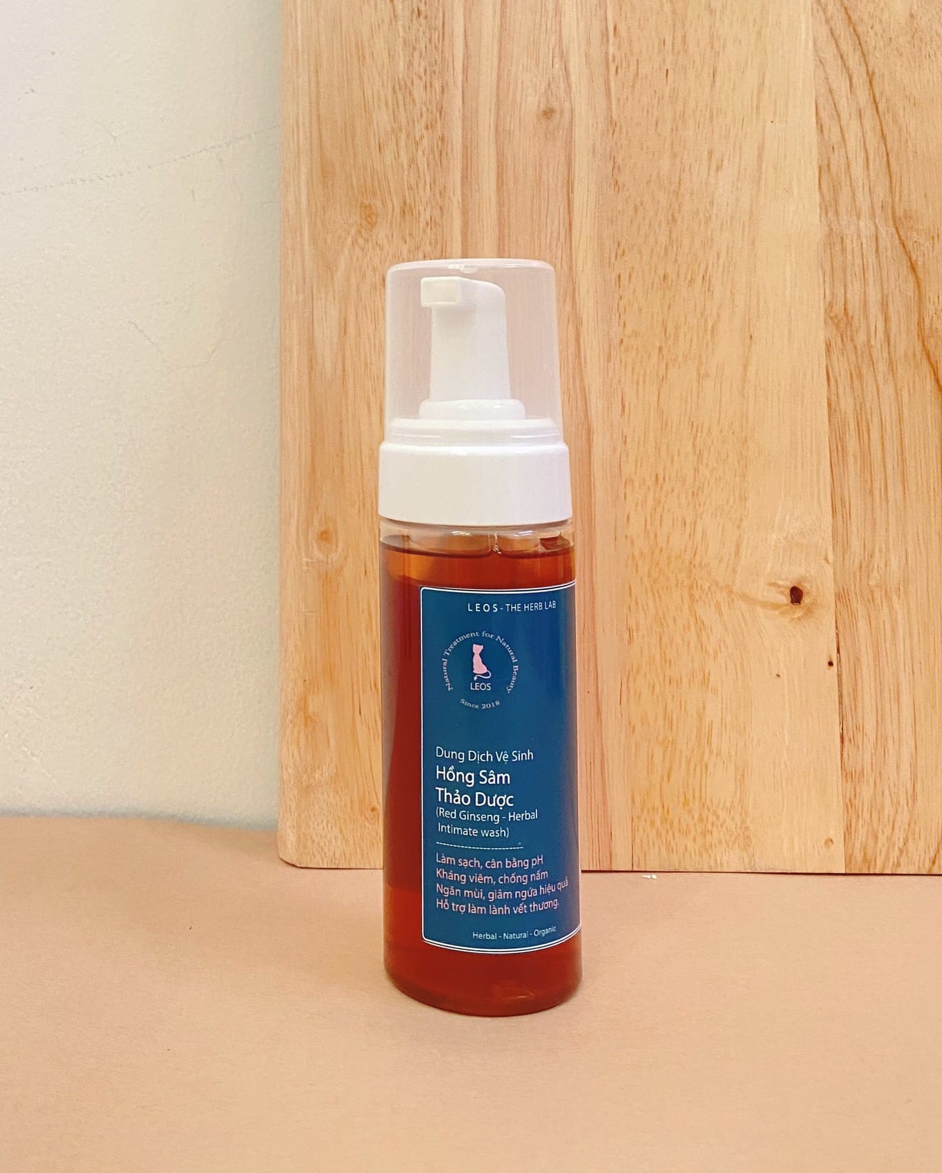 Herbal red ginseng sanitizing solution balances ph ハーバルレッドジンセンサニタイズソリューションは、phのバランスを取り、敏感肌のダークスポットを減らします la solution assainissante à base de plantes au ginseng rouge équilibre le ph, réduit les taches brunes sur la peau sensible 草本红参消毒液平衡ph值，减少敏感皮肤上的黑斑