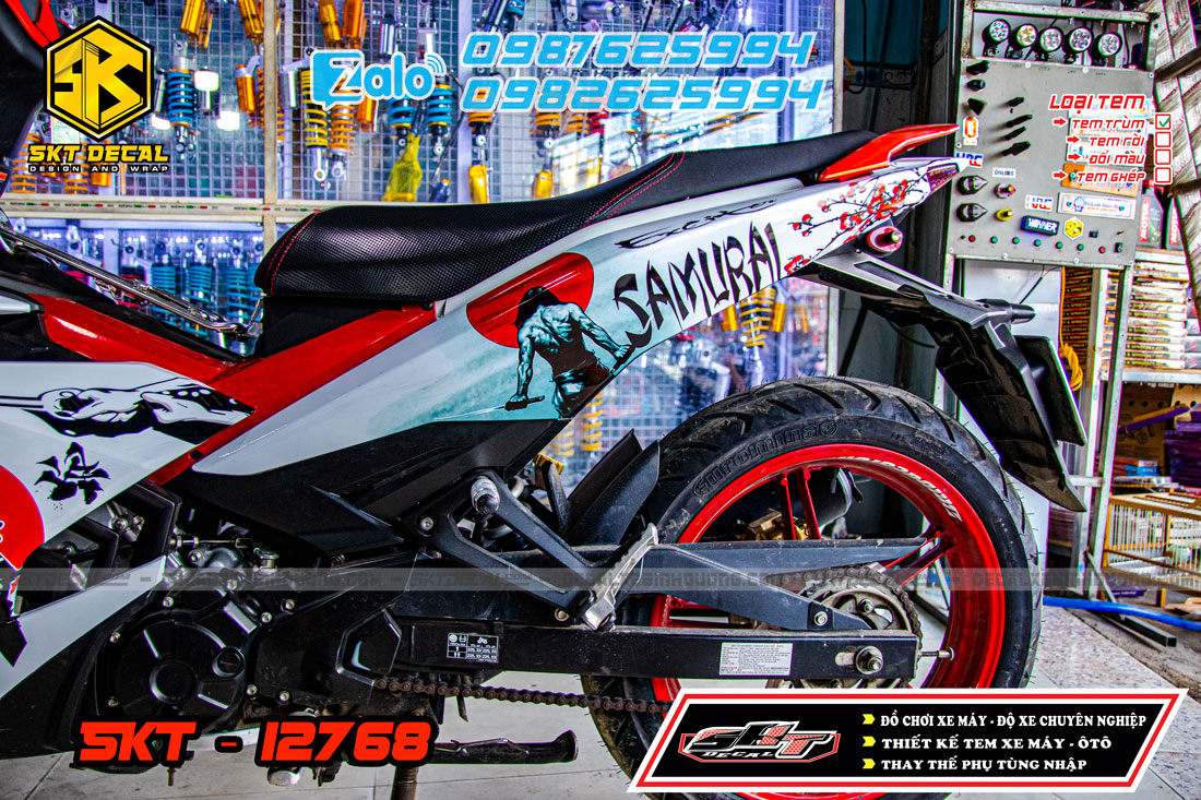 tem trùm xe exciter 150 trắng đỏ samurai