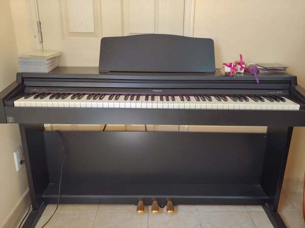 Piano điện Roland HP147