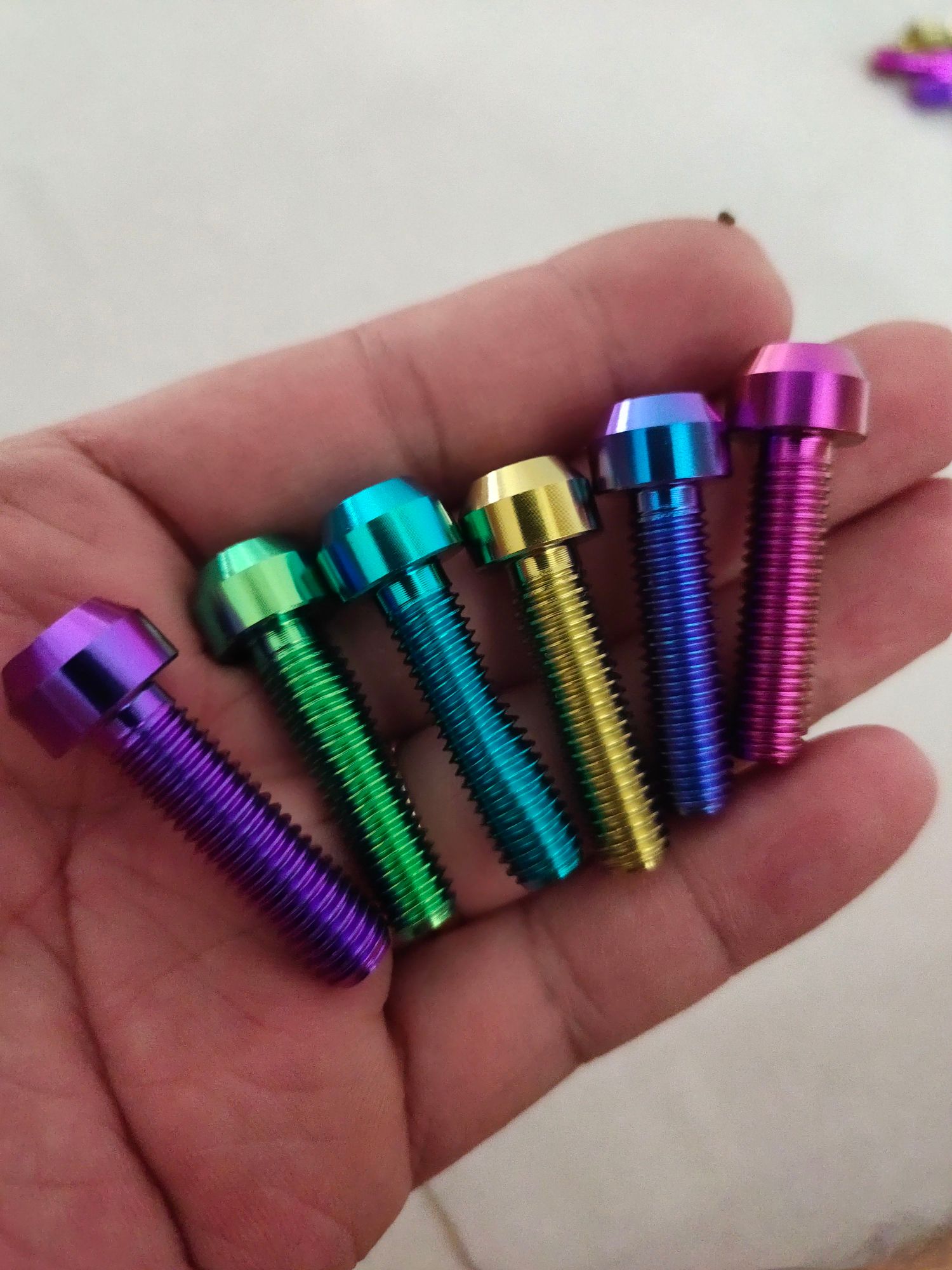 Ốc titan gr5 8li30 trụ xanh tím