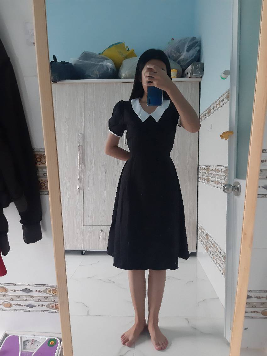 Đầm đen cổ trắng form dài