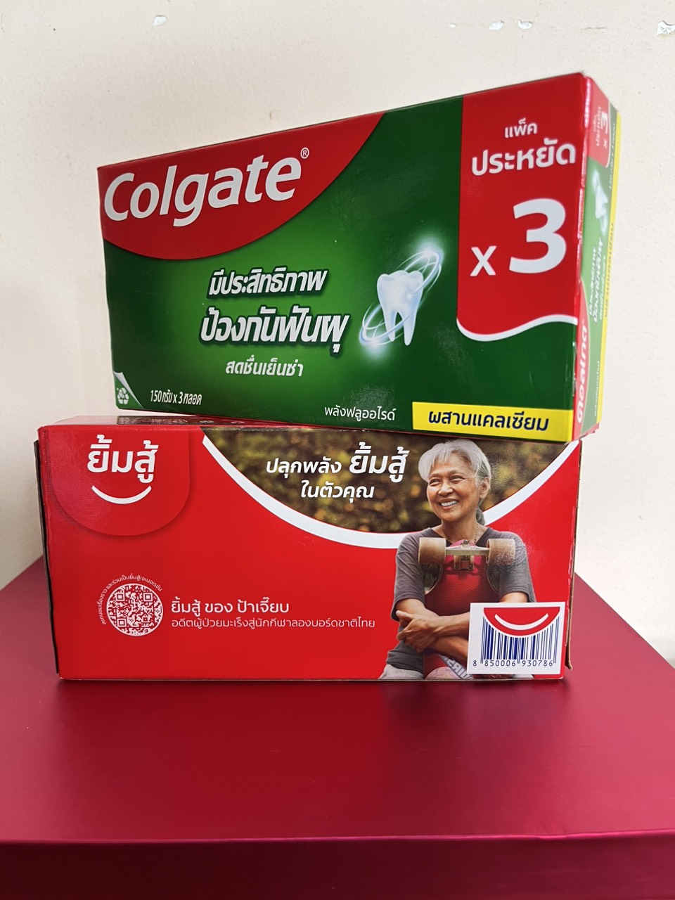 Kem đánh răng Colgate Thái Lan (1 hộp gồm 3 tuýp x 150g)