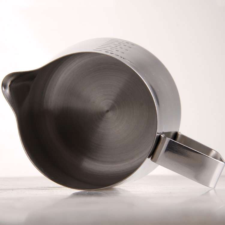 Ca đánh sữa Inox có vạch đo lường 600ml