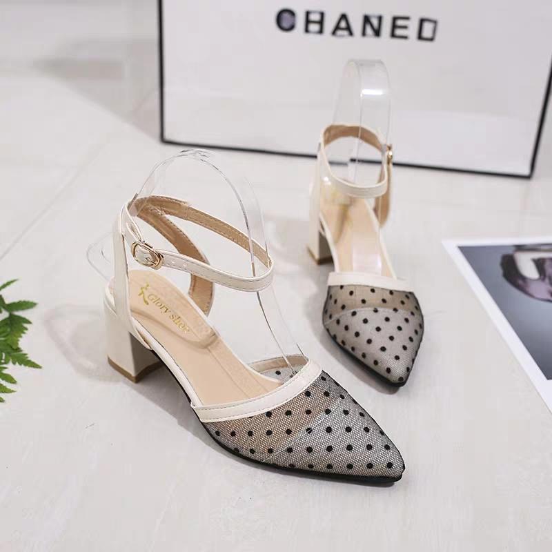 Giày Sandal Bịt Mũi Ren Chấm Bi
