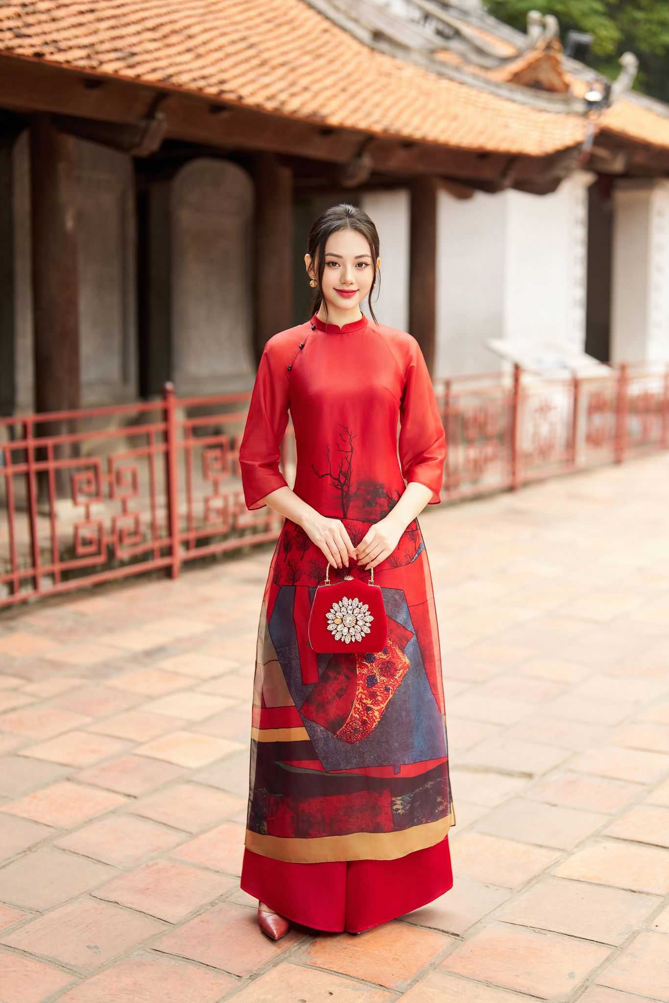 Ao dai cach tan vai lua thoang mat