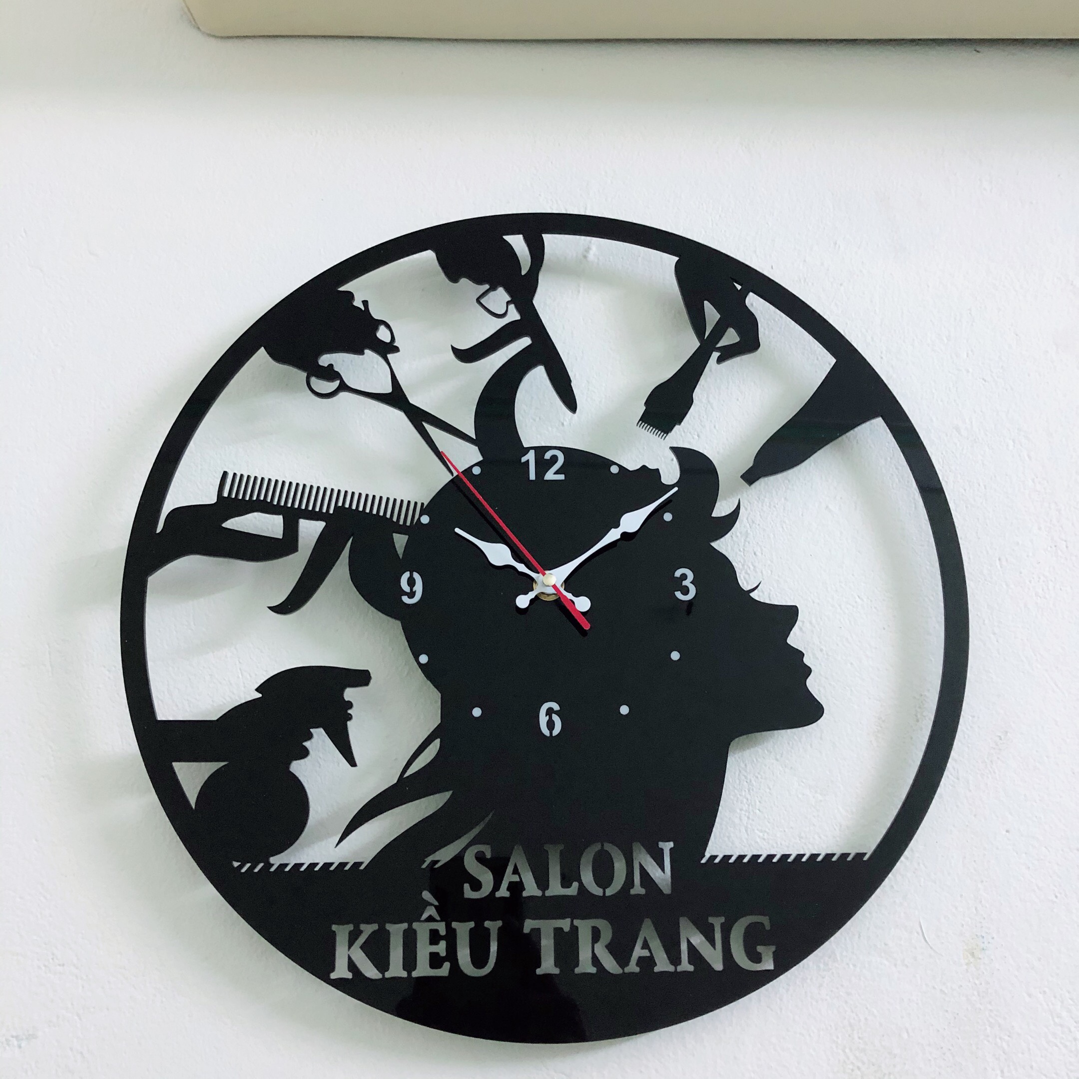 Tranh đồng hồ trang trí tiệm tóc nữ