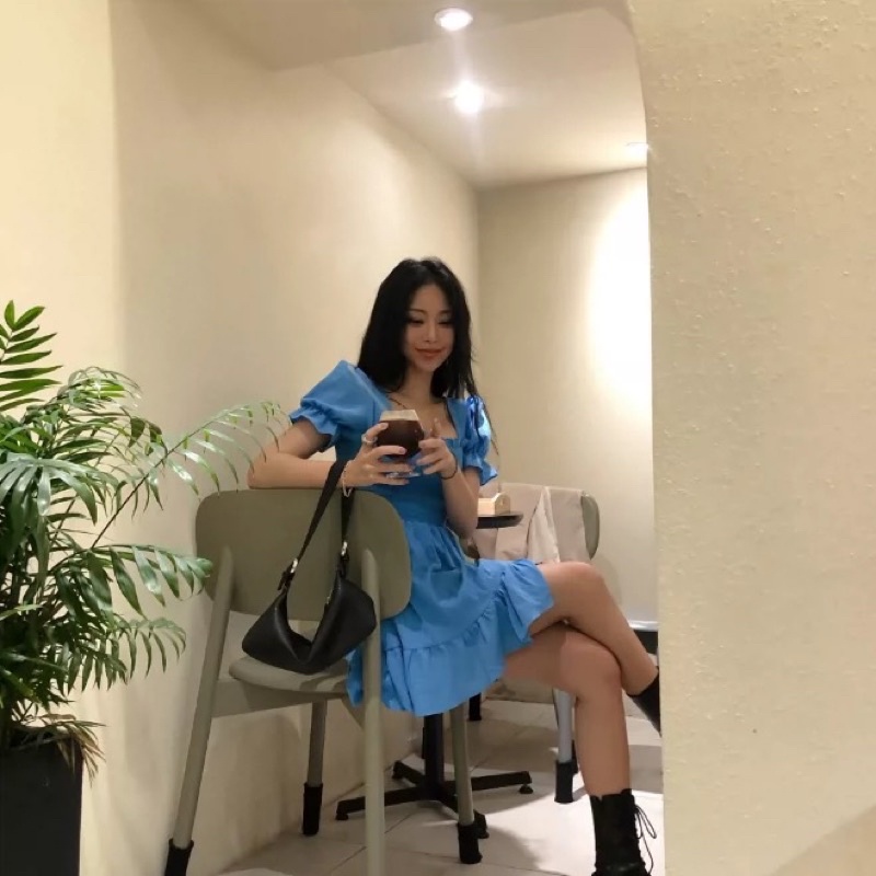 Đầm cổ vuông tay bồng