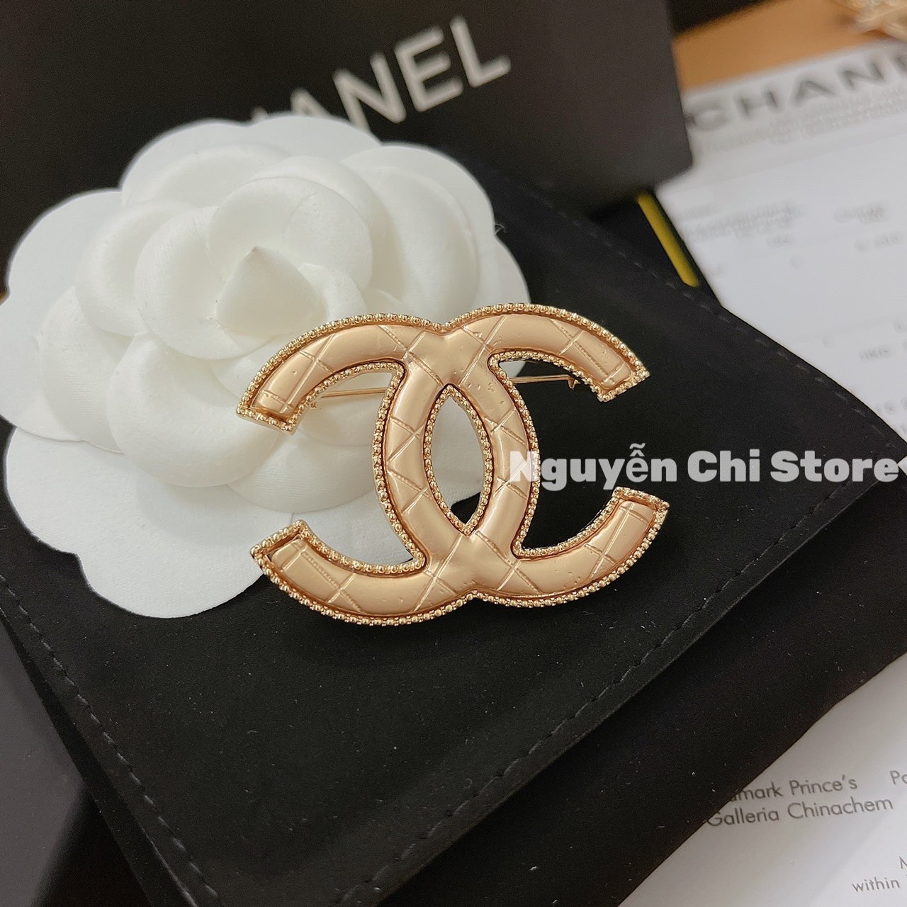 Tag cài áo chanel