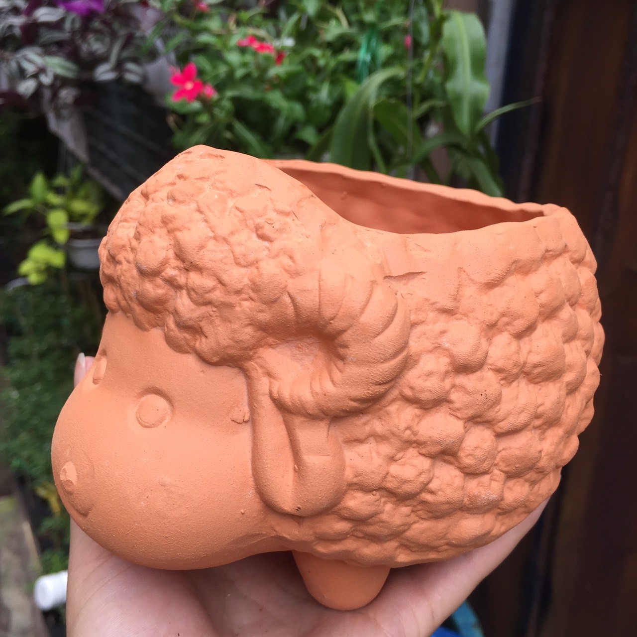 Chậu đất nung chú cừu dễ thương kích thước 15*15*15cm