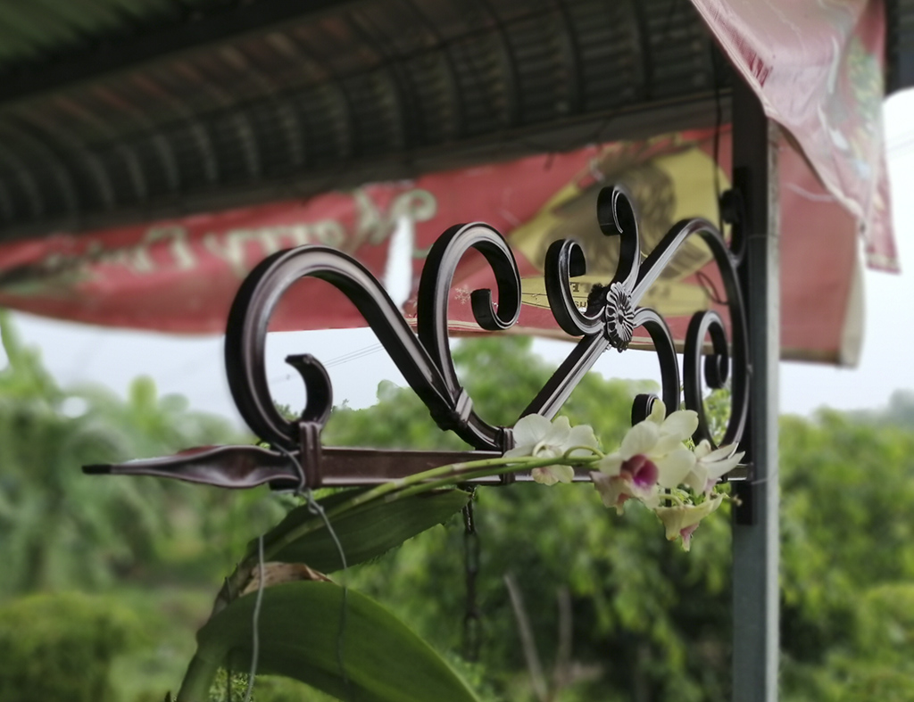 Ke treo biển hiệu bằng sắt mỹ thuật
