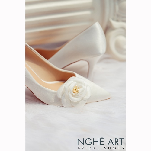 Giày cưới Nghé Art satin trắng đính hoa lụa 334