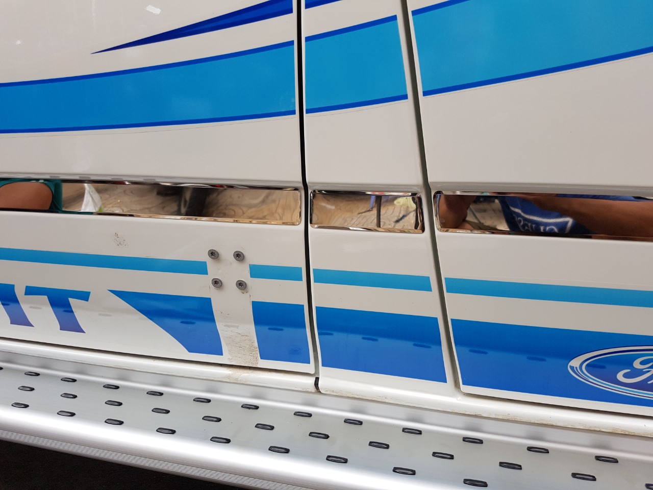 Chỉ INOX viền hông FORD Transit