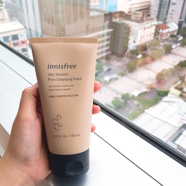 SỮA RỬA MẶT INNISFREE JEJU VOLCANIC PORE CLEANSING FOAM tro núi