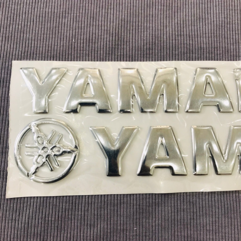 Cặp tem chữ nổi Yamaha sắc nét màu bạc