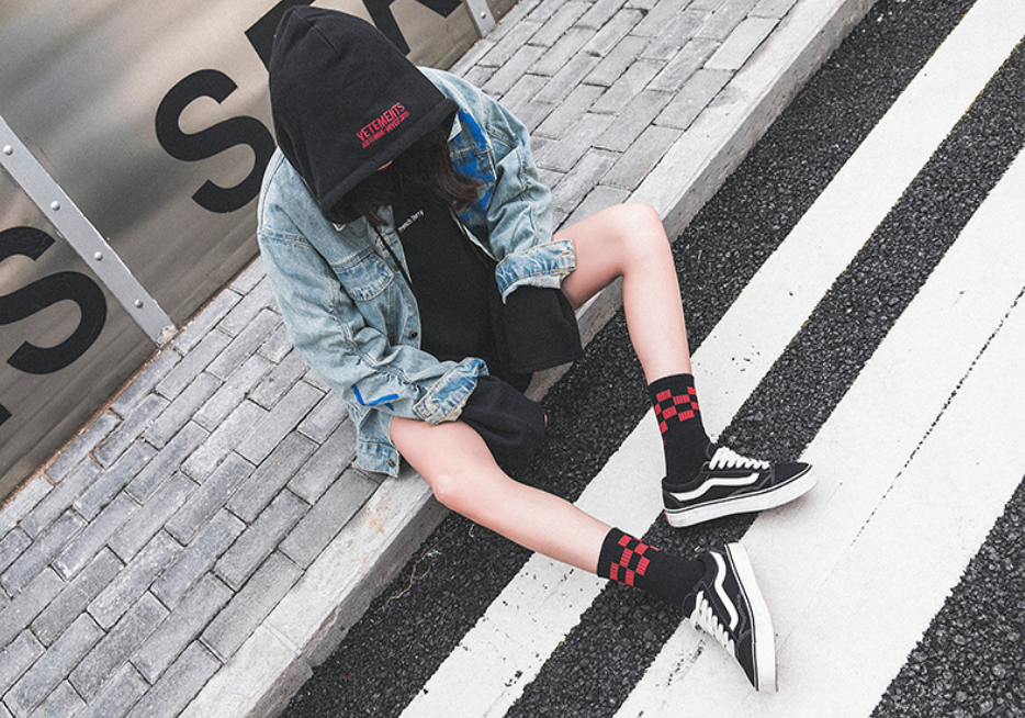 Set 2 Đôi Tất Cao Cổ Kẻ Caro Siêu Cá Tính