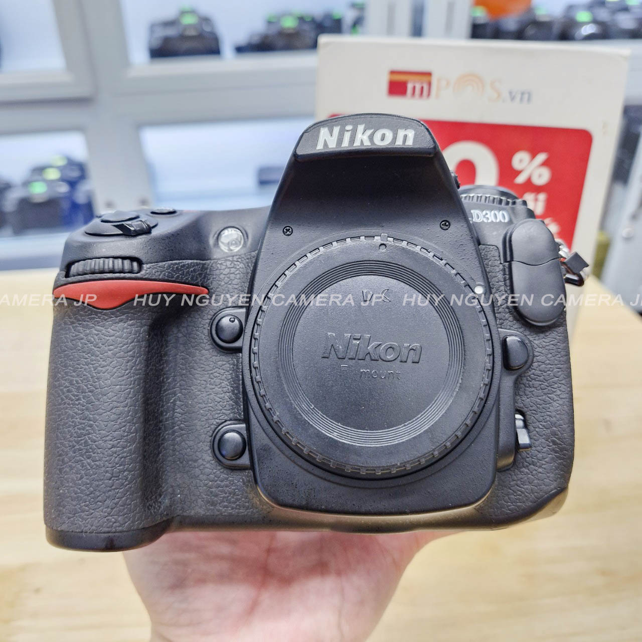 Sale xả kho !! máy ảnh nikon d300 rất đẹp 96-99%, ống kính nikon 35 70 af. dslr nikon .